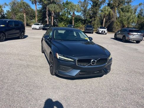 Used 2020 Volvo S60 T5 Momentum image 1