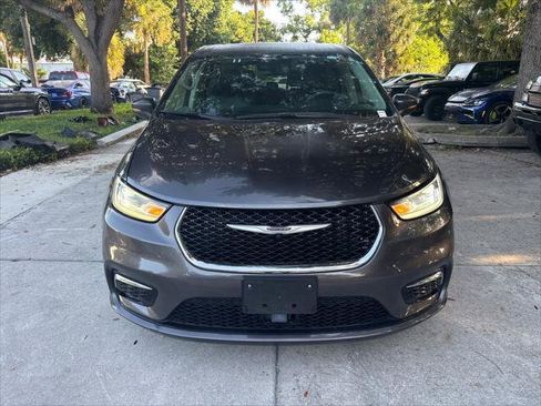 Used 2023 Chrysler Pacifica Touring-L FWD image 3