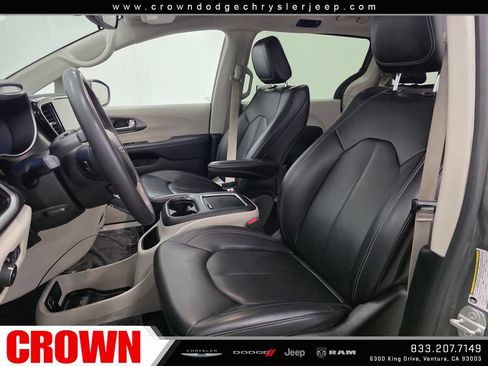 Used 2023 Chrysler Pacifica Touring-L FWD image 25