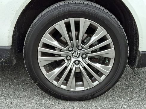 Used 2024 Toyota Venza Limited image 8