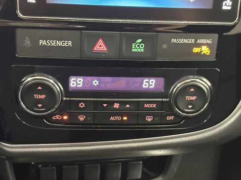 Used 2018 Mitsubishi Outlander SE image 18