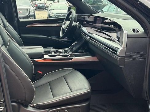 Used 2026 Cadillac Escalade ESV Luxury w/ LPO, Floor Liner Package AWD/4WD image 13
