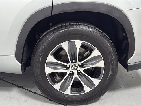 Certified 2023 Toyota Highlander XLE image 24