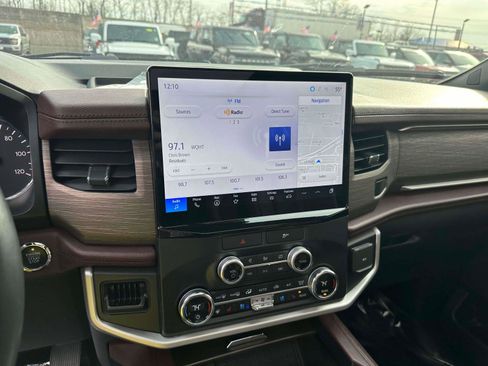 Used 2022 Ford Expedition Limited image 28