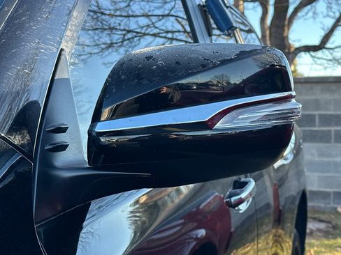 Used 2023 Lexus GX 460 Premium w/ Accessory Package image 9