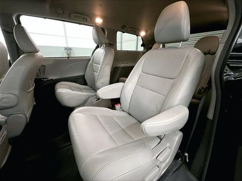 Used 2017 Toyota Sienna XLE Premium AWD/4WD image 25