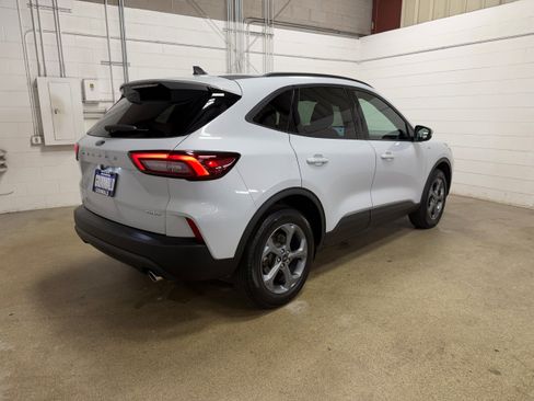 Certified 2025 Ford Escape ST-Line Select AWD/4WD image 9