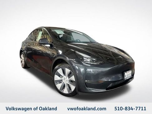 Used 2024 Tesla Model Y Long Range AWD/4WD image 1