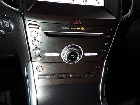 Used 2019 Ford Edge Titanium w/ Cold Weather Package AWD/4WD image 15