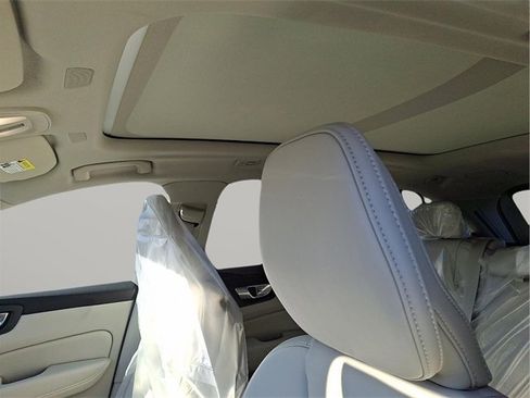 New 2026 Volvo XC60 B5 Ultra w/ Climate Package image 9