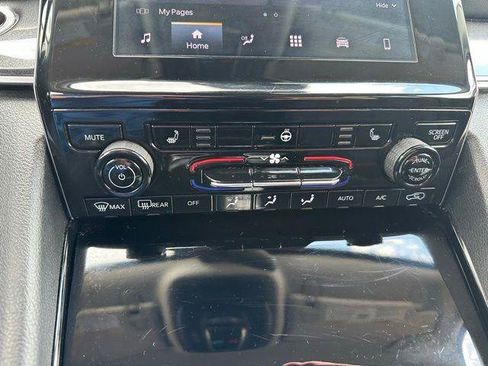 Used 2023 Jeep Grand Cherokee Laredo AWD/4WD image 27
