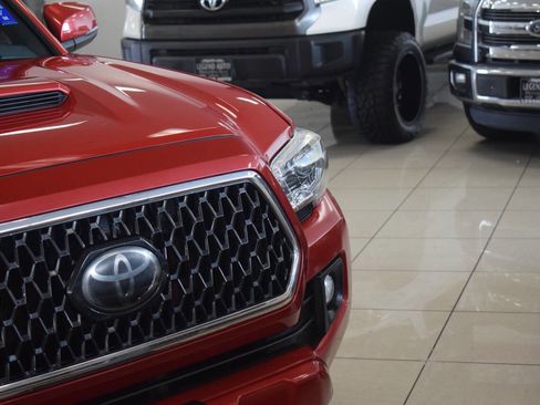 Used 2018 Toyota Tacoma TRD Sport w/ Technology Package image 5