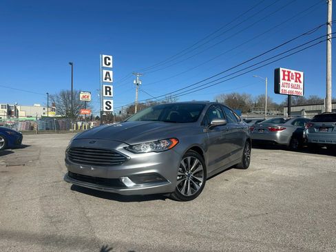 Used 2020 Ford Fusion SE image 1