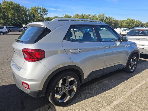 Used 2025 Hyundai Venue SEL FWD image 3