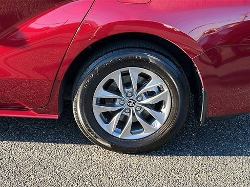 Used 2025 Toyota Sienna XLE image 9