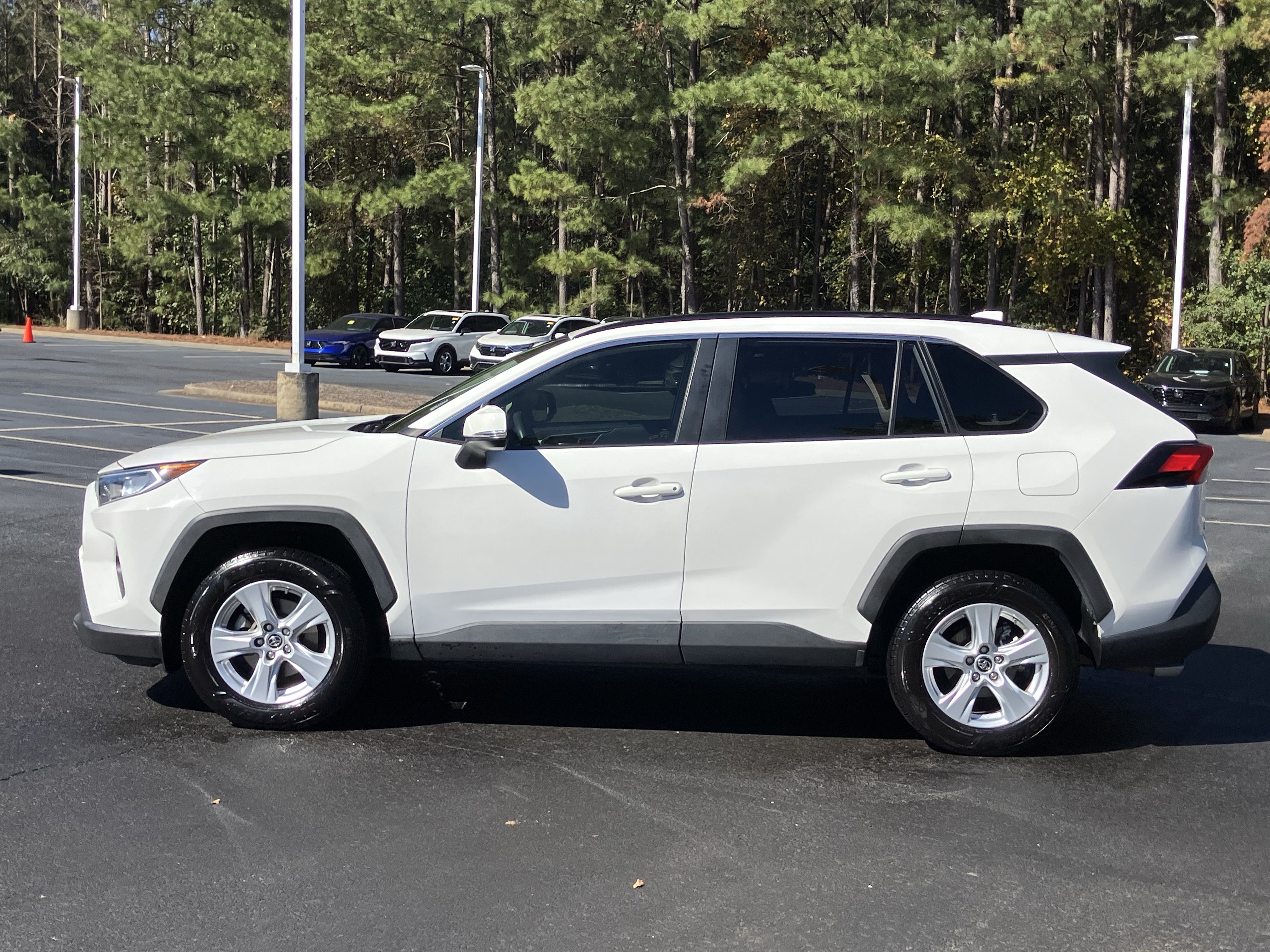 Used 2019 Toyota RAV4 XLE w/ Convenience Package FWD image 7