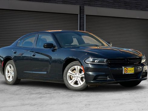 Used 2022 Dodge Charger SXT image 2