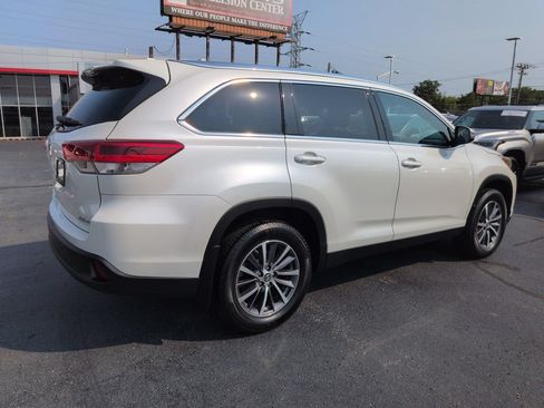 Used 2019 Toyota Highlander XLE w/ Carpet Mat Package (TMS) AWD/4WD image 5