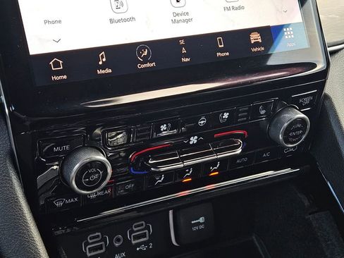 Used 2022 Jeep Grand Cherokee Overland w/ Luxury Tech Group IV image 21