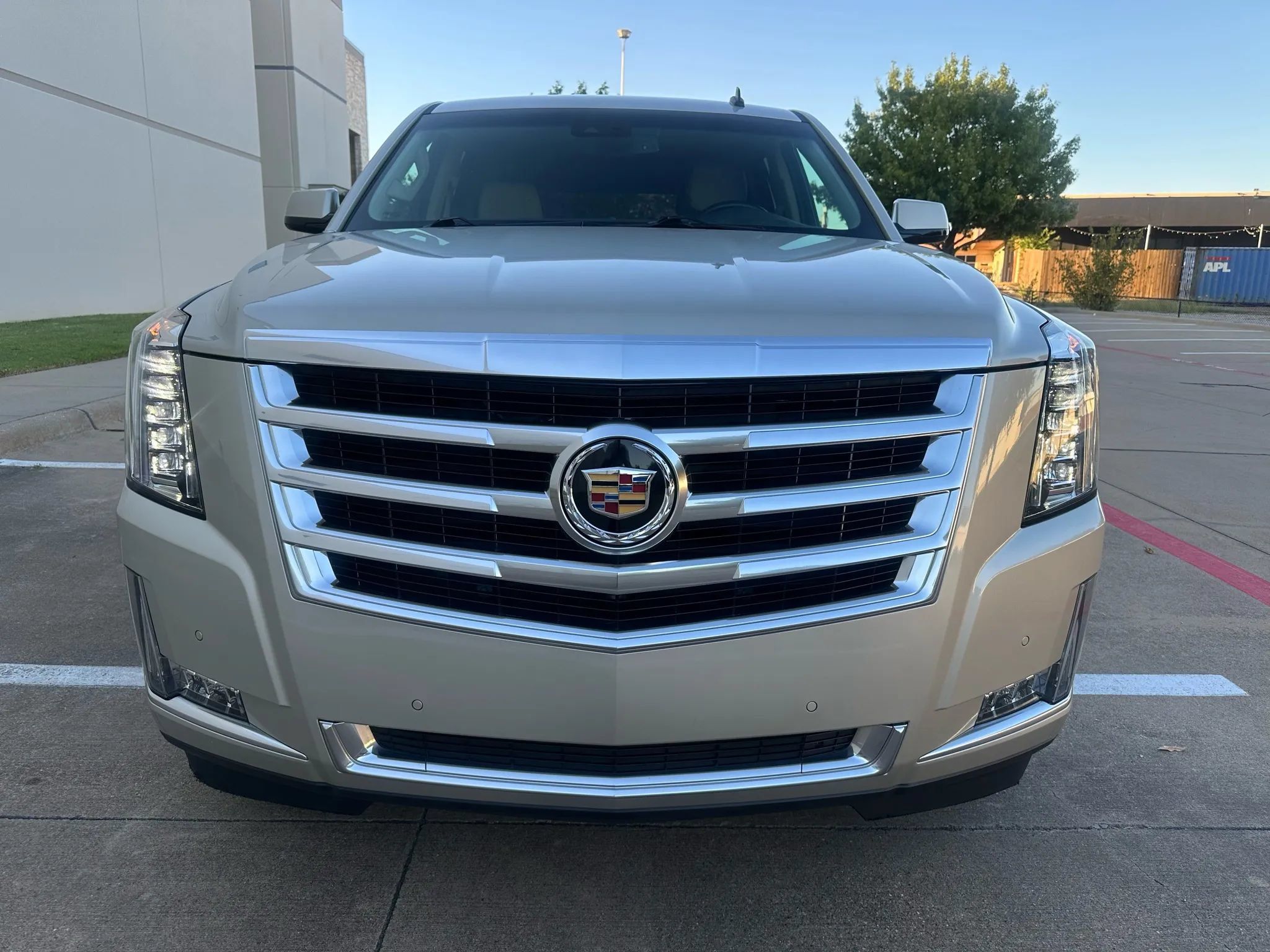 Used 2015 Cadillac Escalade Luxury AWD/4WD image 4