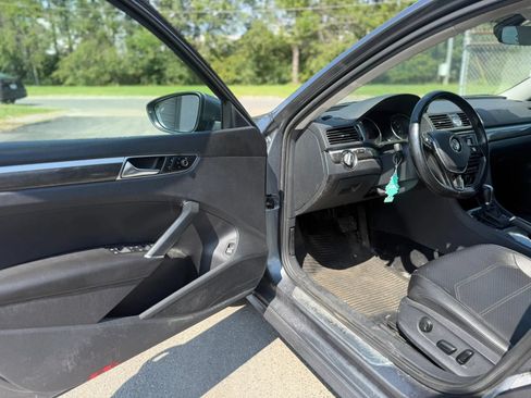 Used 2017 Volkswagen Passat 1.8T SE FWD image 9