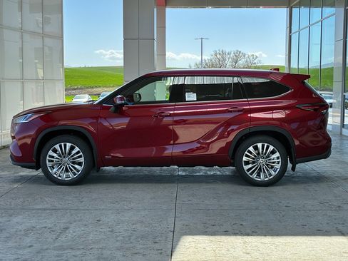New 2026 Toyota Highlander Platinum image 2