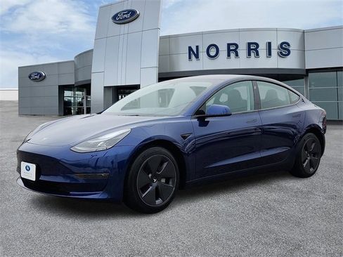 Used 2023 Tesla Model 3 Standard Range image 2