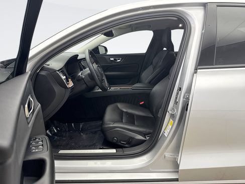 Used 2022 Volvo S60 B5 Momentum w/ Premium Package image 10