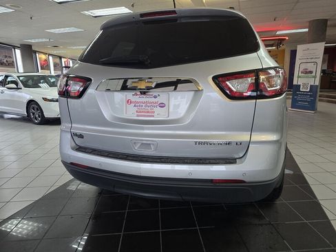 Used 2015 Chevrolet Traverse LT w/ Style and Technology Package FWD image 5