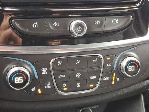 Used 2023 Chevrolet Traverse LT image 15