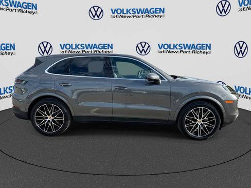 Used 2025 Porsche Cayenne AWD/4WD image 15