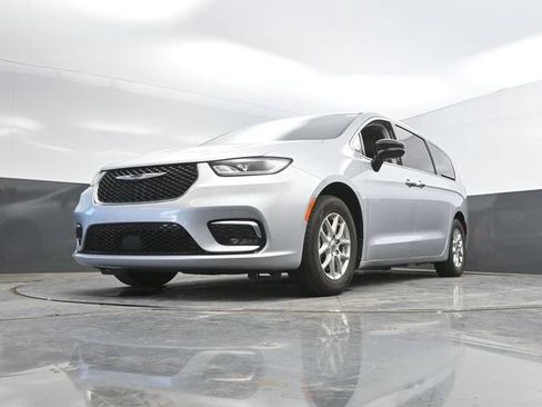 Used 2024 Chrysler Pacifica Touring-L FWD image 49