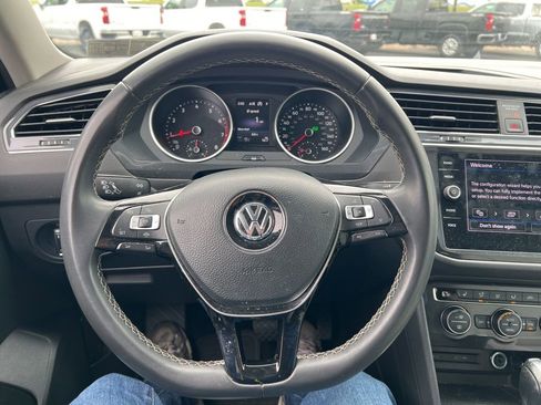 Used 2021 Volkswagen Tiguan SE image 19