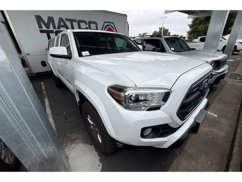 Used 2017 Toyota Tacoma SR5 w/ Tow Package AWD/4WD image 2