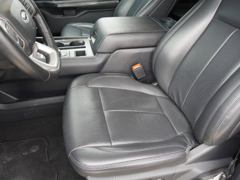 Used 2024 Ford Expedition XLT image 9