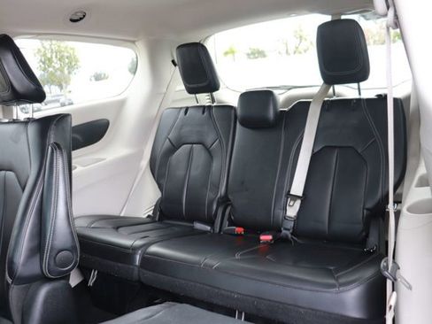 Used 2024 Chrysler Pacifica Select image 14