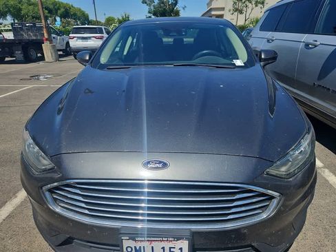 Used 2019 Ford Fusion SE FWD image 4