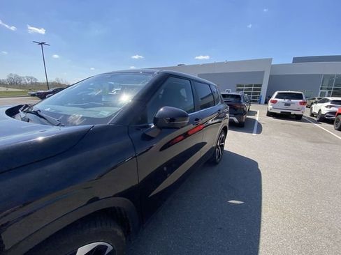 Used 2024 Mitsubishi Outlander SE image 2