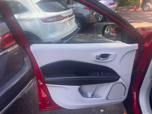 Used 2019 Jeep Compass Latitude FWD image 16