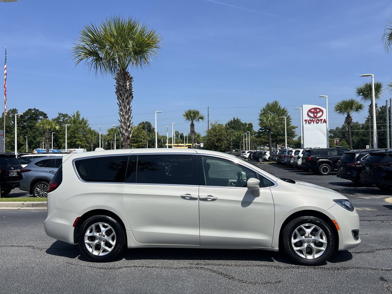 Used 2020 Chrysler Pacifica Touring w/ Tire & Wheel Group FWD image 11