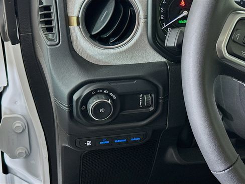 Used 2025 Jeep Wrangler Sahara image 16