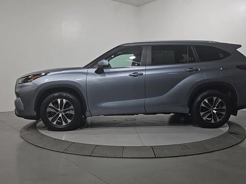 Used 2023 Toyota Highlander XLE AWD/4WD image 2