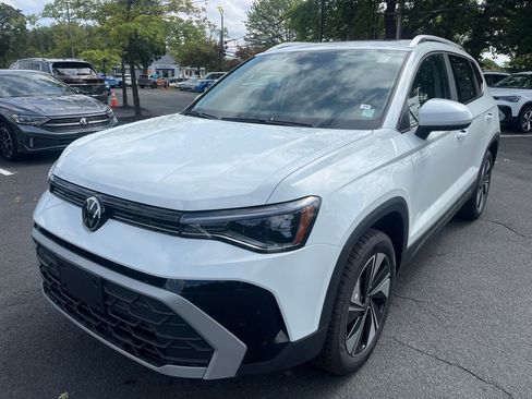 New 2025 Volkswagen Taos SE image 2