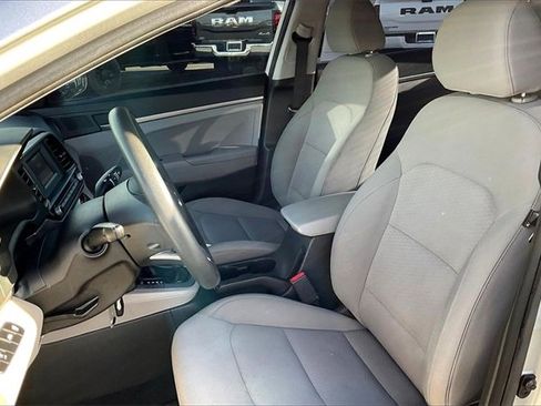 Used 2020 Hyundai Elantra SE image 25