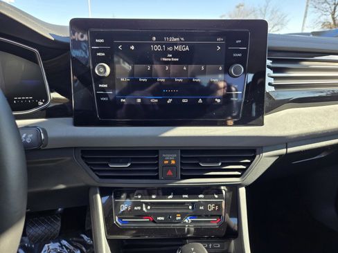 Used 2025 Volkswagen Jetta SE image 17