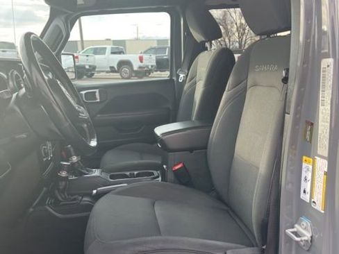 Used 2019 Jeep Wrangler Unlimited Sahara image 32