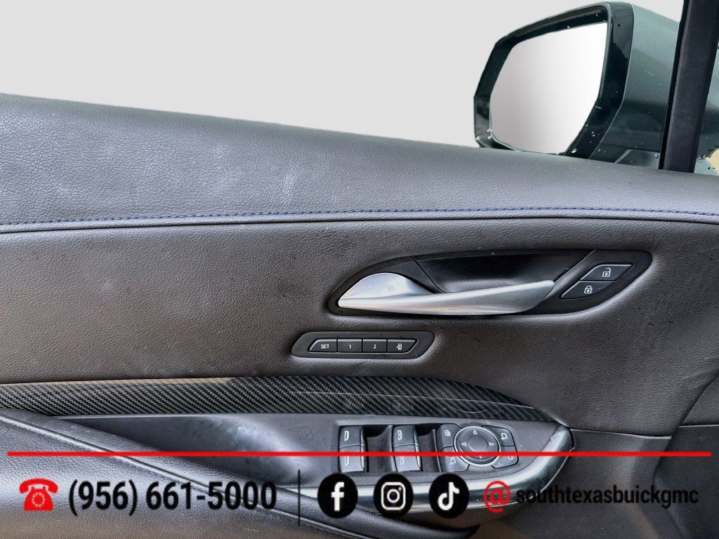 Used 2025 Cadillac XT4 Sport w/ LPO, Onyx Lite Package FWD image 10