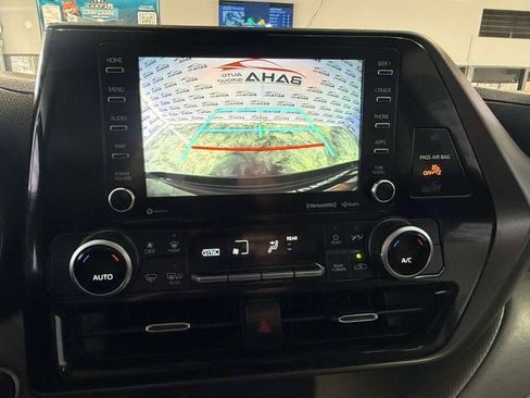 Used 2021 Toyota Highlander LE AWD/4WD image 18