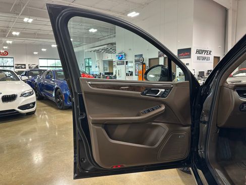 Used 2016 Porsche Macan Turbo image 10