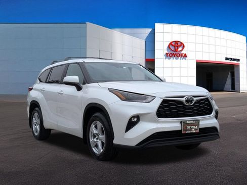 Used 2023 Toyota Highlander LE FWD image 7